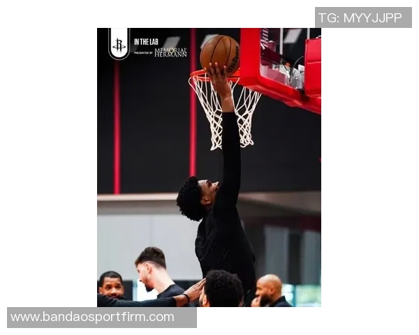 火箭队即将迎来六连客杜兰特训练专注申京展现微笑备战掘金与湖人