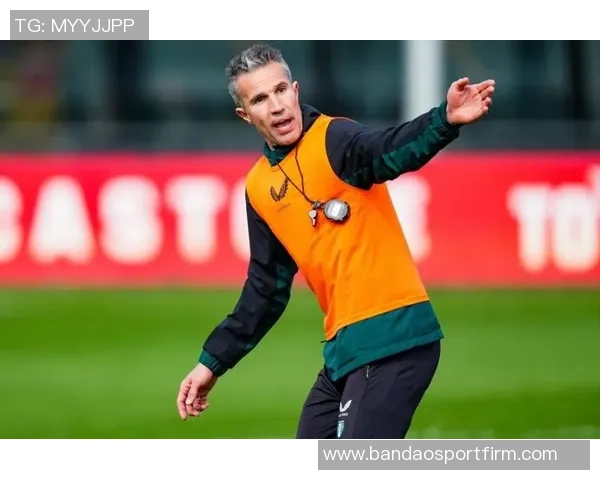 范佩西亲自提拔19岁儿子沙奎尔入费耶诺德一线队名单引发关注