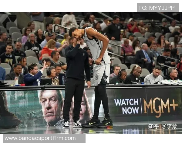 年轻球员激情四溢文班遭双人犯规卡斯尔与米奇争执双双被罚